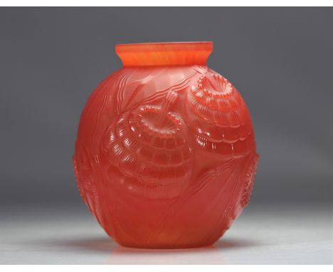 Pierre d'AVESN (1901-1990) Red Art Deco vase with stylized flower motif - Weight: 1.98 kg - Shipping available - Region: Fran