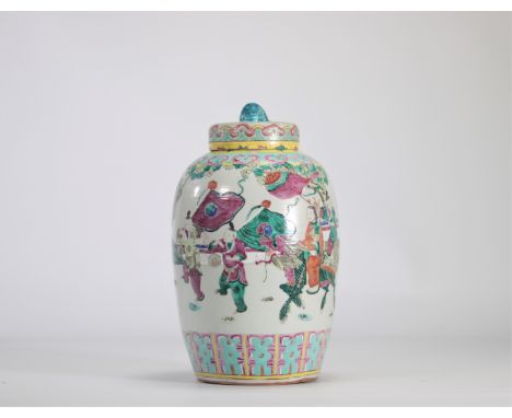 Covered vase in Chinese porcelain of the rose family decorated with characters - Weight: 2.89 kg - Shipping available - Regio