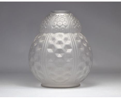 Large satin white geometric Art Deco vase signed OREOR - Weight: 3.21 kg - Shipping unavailable - Region: Europe - Sizes: H 3