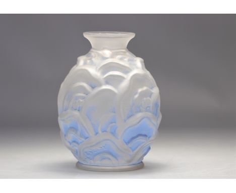 Charles Catteau Stylized Art Deco vase on a blue background - Weight: 1.02 kg - Shipping available - Region: Belgique - Sizes