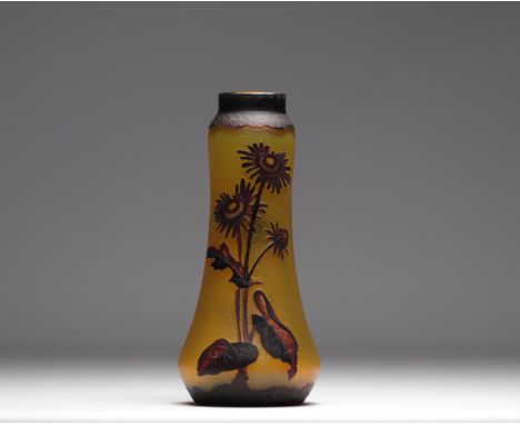 Acid-etched vase decorated with flowers - Weight: 615 g - Shipping available - Region: France - Sizes: H 215mm x D 100mm - At