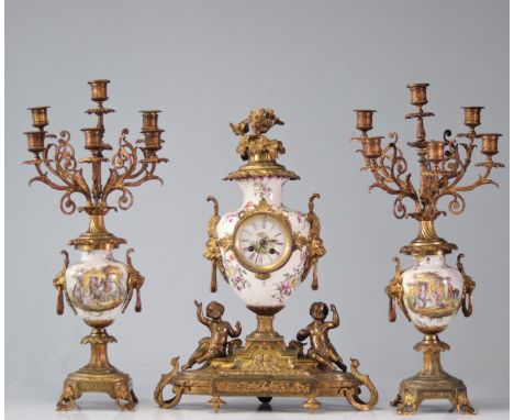Imposing pendulum and candelabra set in bronze and porcelain decorated with flowers and characters - Weight: 17.00 kg - Shipp