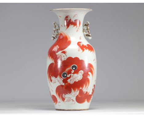 Porcelain vase decorated with a 19th century red FO dog - Weight: 3.62 kg - Shipping available - Region: Chine - Sizes: H=425