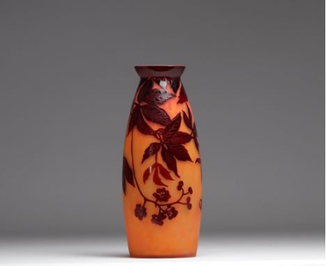 Degue multi-layered vase decorated with berries on an orange background - Weight: 450 g - Shipping available - Sizes: H 225mm