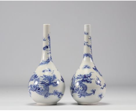 Pair of blue white porcelain vases for Vietnam decorated with dragons - Weight: 910 g - Shipping available - Region: Vietnam 