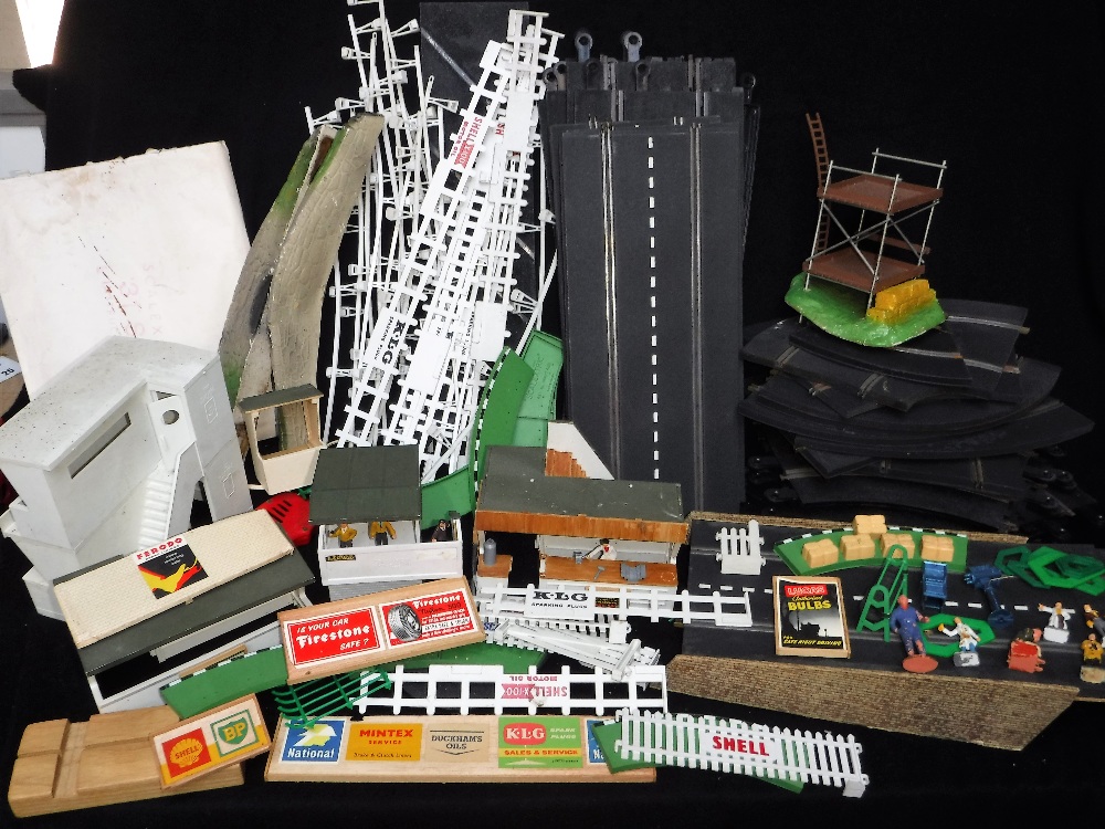 SCALEXTRIC A COLLECTION OF VINTAGE TRACK, buildings, fencing, signs
