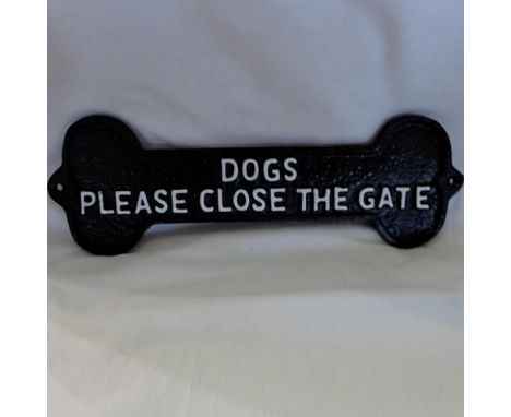 Cast iron dogs close the gate please, L: 33 cm. UK P&amp;P Group 2 (£20+VAT for the first lot and £4+VAT for subsequent lots)