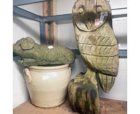 Mixed garden items to include wooden owl, stone pig and planter. Not available for in-house P&amp;P