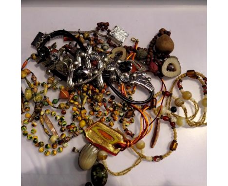 Mixed costume jewellery. UK P&amp;P Group 1 (£16+VAT for the first lot and £2+VAT for subsequent lots) 