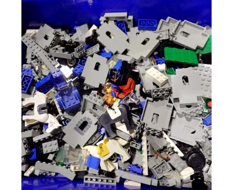 Tray of mixed vintage Lego, including Castle pieces and knights. Not available for in-house P&amp;P
