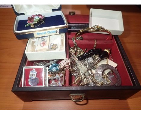 Jewellery box with mixed costume jewellery and silver. UK P&amp;P Group 1 (£16+VAT for the first lot and £2+VAT for subsequen