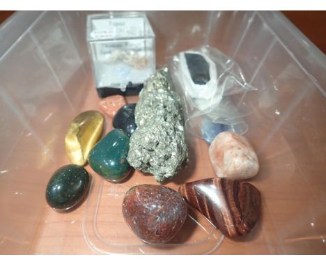 Mixed polished and natural gemstones. UK P&amp;P Group 1 (£16+VAT for the first lot and £2+VAT for subsequent lots) 