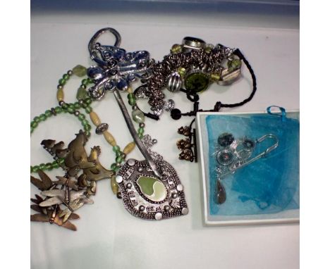 Mixed costume jewellery. UK P&amp;P Group 1 (£16+VAT for the first lot and £2+VAT for subsequent lots) 