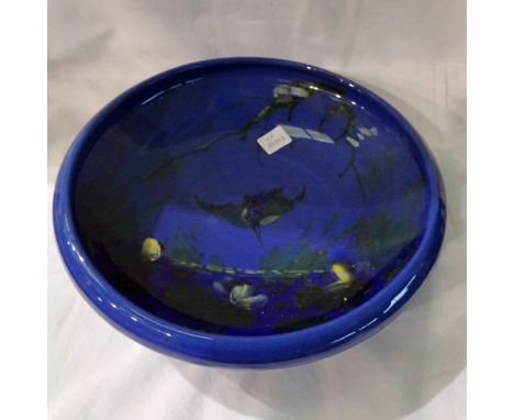 Hand painted studio pottery bowl decorated with a kingfisher, D: 26 cm. UK P&amp;P Group 2 (£20+VAT for the first lot and £4+