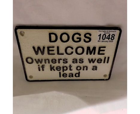 Cast iron dogs welcome sign, L: 20 cm. UK P&amp;P Group 2 (£20+VAT for the first lot and £4+VAT for subsequent lots)