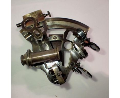 Brass navigation sextant L: 130mm. UK P&amp;P Group 1 (£16+VAT for the first lot and £2+VAT for subsequent lots)&nbsp; 