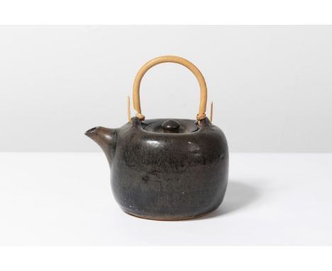 PIERRE CULOT (1938-2011)ThéièreCirca 1980Cachet de l'artisteGrès émaillé et bambouTheepotOmstreeks 1980KunstenaarsstempelGegl