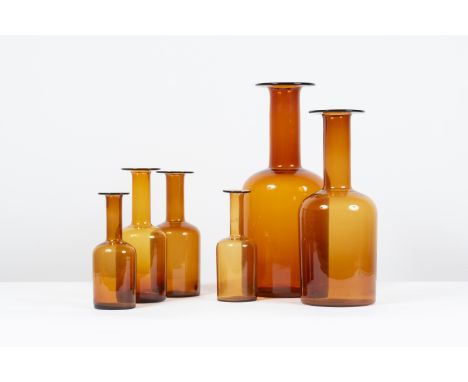 OTTO BRAUER (XX)Ensemble de six bouteilles GulvvaseCréation en 1959Edition Kastrup Holmegaard, circa 1970Verre coloréSet van 
