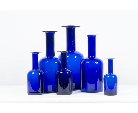 OTTO BRAUER (XX)Ensemble de six bouteilles GulvvaseCréation en 1959Edition Kastrup Holmegaard, circa 1970Verre coloréSet van 