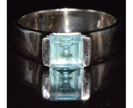 A 14k white gold ring set with a square cut topaz, 5.0g, size L