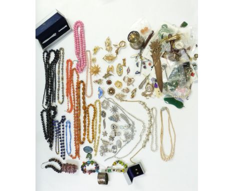 A collection of costume jewellery including silver earrings, agate beads, vintage brooches, enamel butterfly brooch, etc