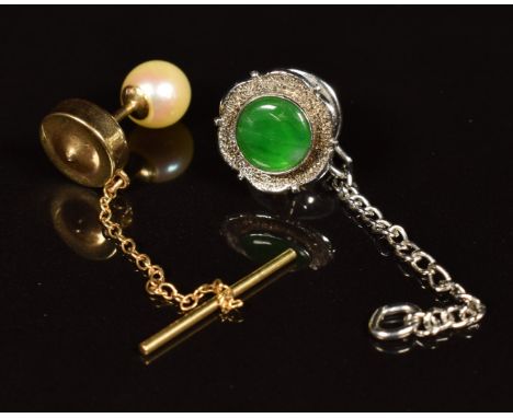 An 18k white gold tie pin set with jade (3.5g) and a 9ct gold tie pin set with a pearl, 1.6g