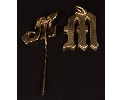 A 9ct gold pendant and stick pin both in the form of a letter 'M', 9.6g&nbsp;