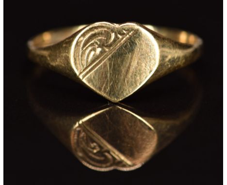 A 9ct gold heart shaped signet ring, 1.1g, size L