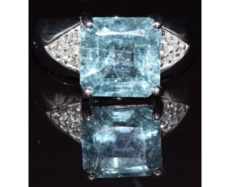 An 18k white gold ring set with paraiba tourmaline and diamonds, 8.7g, size N