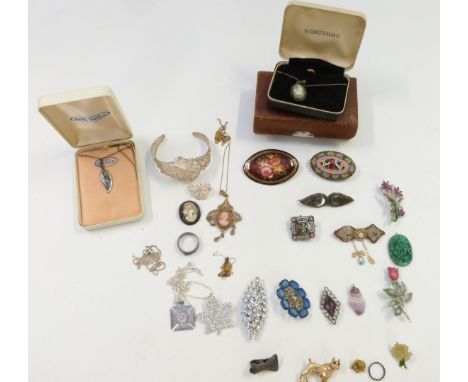 A collection of jewellery including lacquer brooch, micro mosaic brooches, moss agate brooch, silver clip, Wedgwood silver pe