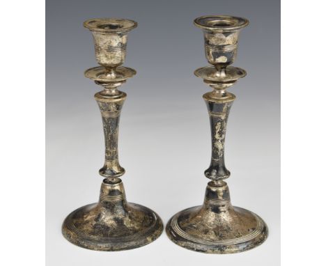 Pair of Edward VII Walker &amp; Hall hallmarked silver candlesticks, Sheffield 1908, height 16cm