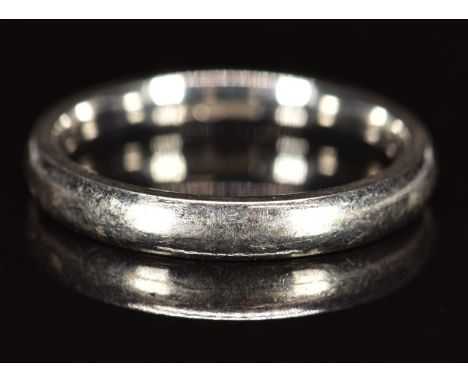 An 18ct white gold wedding band / ring, 4.3g, size M&nbsp;