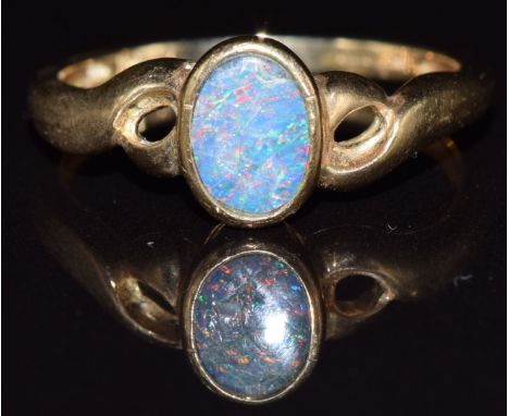 A 9ct gold ring set with an opal triplet, 2.4g, size N/O