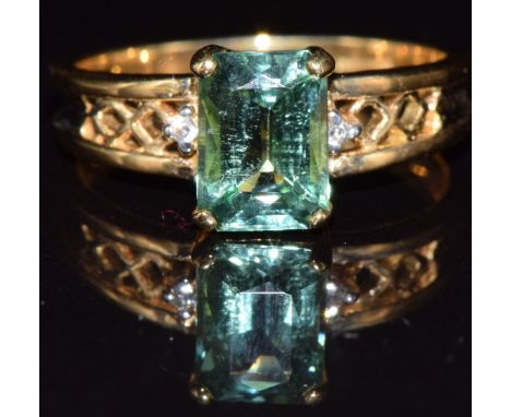 An 18ct gold ring set with paraiba tourmaline and diamonds, 4g, size M