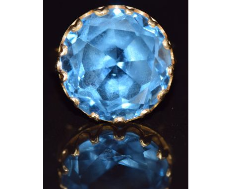 An 18k gold ring set with a round cut topaz, 8.5g, size L