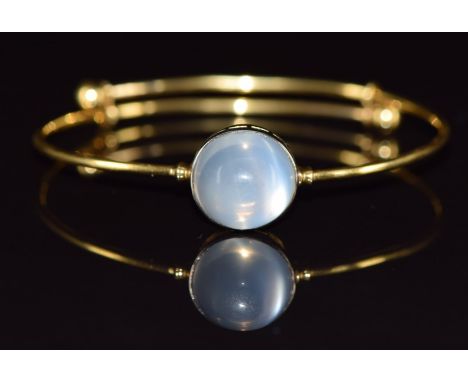 An 18k gold bangle set with a moonstone cabochon, 12.7g&nbsp;