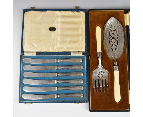 Cased set of hallmarked silver handled cake knives, together with a pair of Walker &amp; Hall silver plated fish servers with