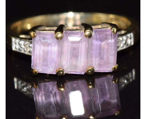 A 9ct gold ring set with three amethysts and topaz, 2.6g, size N