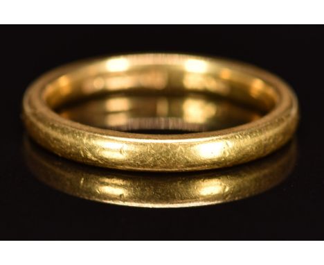 A 22ct gold wedding band / ring, 4.3g, Size M