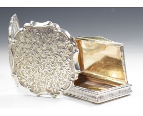 French 19thC&nbsp;silver snuff box with gilt interior, width 8cm, weight 71g and a compact with engraved decoration, marks in