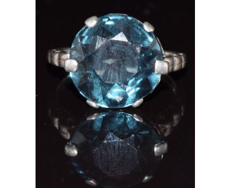 A silver ring set with topaz, 4.0g, size L