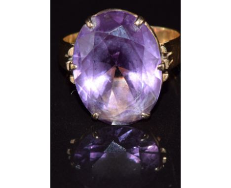A 14k gold ring set with a synthetic purple sapphire, 7.3g, size L