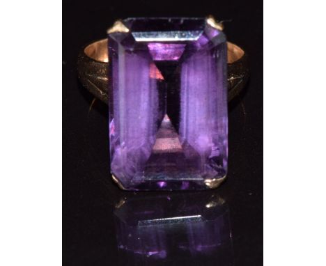A 14k gold ring set with a synthetic purple sapphire, 9g, size O