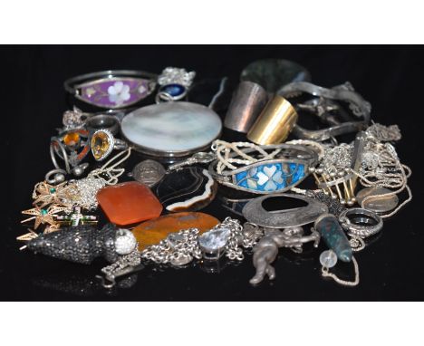 A collection of jewellery including moss agate brooch, agate plaques, three silver rings, a silver and 18k gold ring in the f