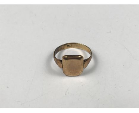 A gentleman's yellow-metal signet ring, stamped '375' and '9ct', 4.7g 