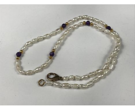 A cultured baroque pearl necklace, having spherical amethyst beads and gilt bead spacers, 41 cm 