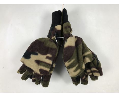 A pair of Thinsulate Magrath fleece hunting mitts, in camouflage, size L, new with tags