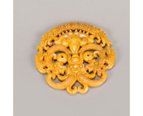 Chinese Jade Amulet, sculpted with open work on both sides; Qing Dynasty: 6,5x6,7 cm