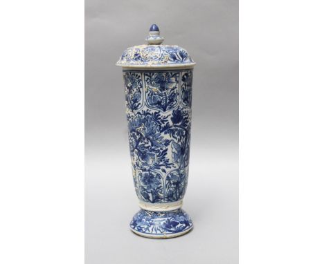 Kangxi Porcelain goblet, cylindrical shape, with lid and finial, on outbowed stand, blue painted flower decorations on white 