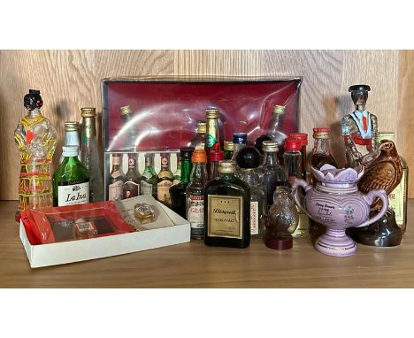 A quantity of miniatures to include White Horse whisky, Bisquit Cognac and Grappa 